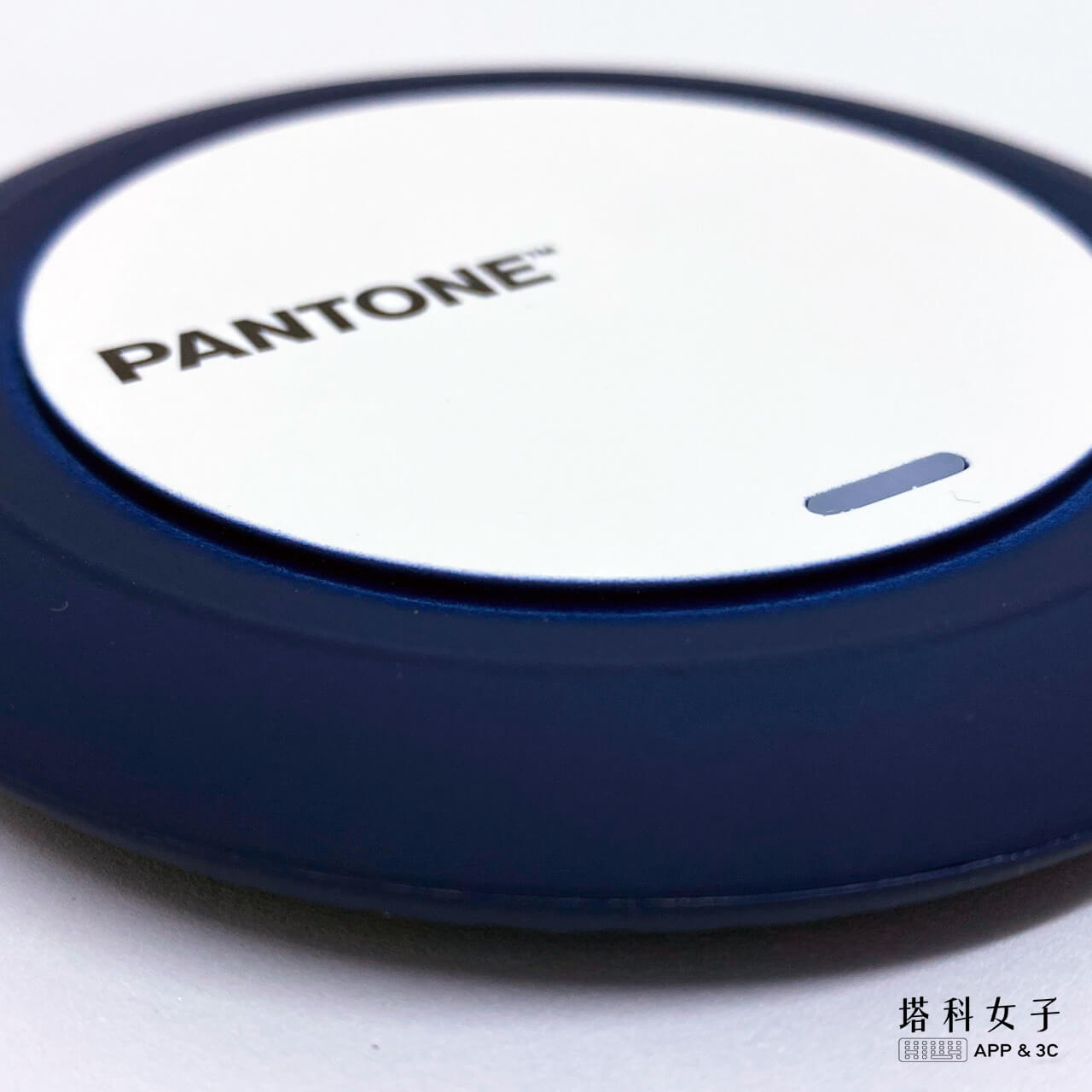 Pantone  無線充電盤開箱 