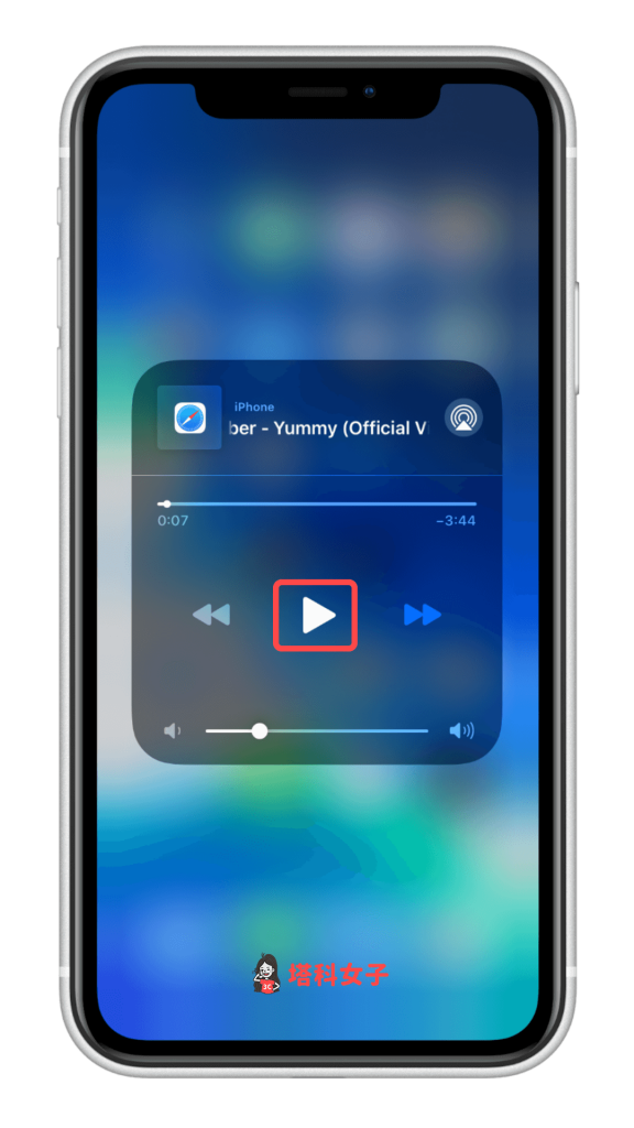 iPhone Safari 實現 YouTube 背景播放- 開啟 iPhone 控制中心 點選播放