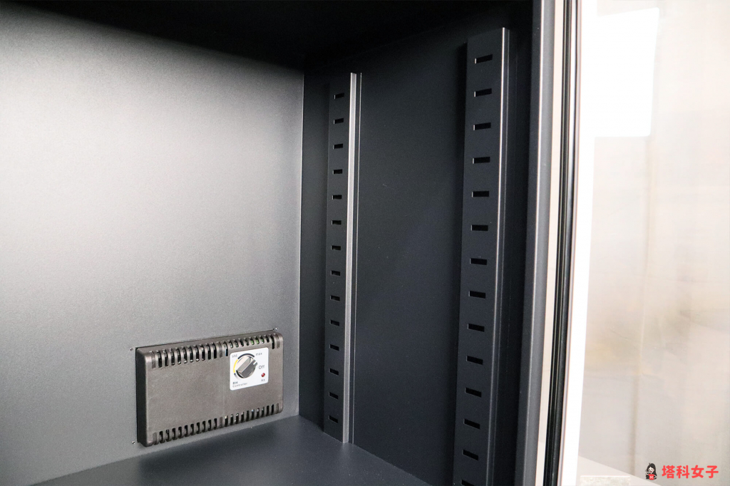 收藏家電子防潮箱 開箱：左右側皆有扣層板的設計