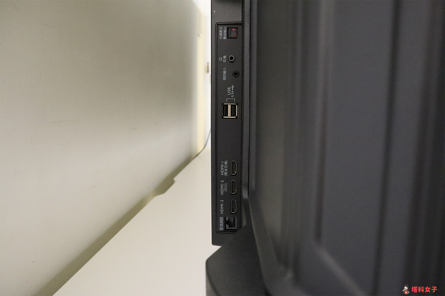BENQ 4K HDR 液晶電視 E 系列：背部左側的 HDMI 插孔
