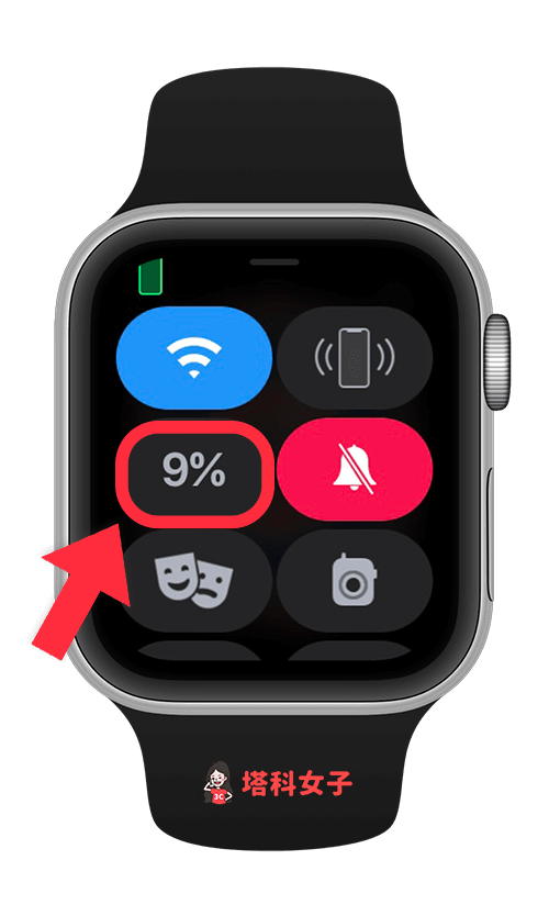 開啟 Apple Watch 省電模式：點選控制中心上的電量百分比