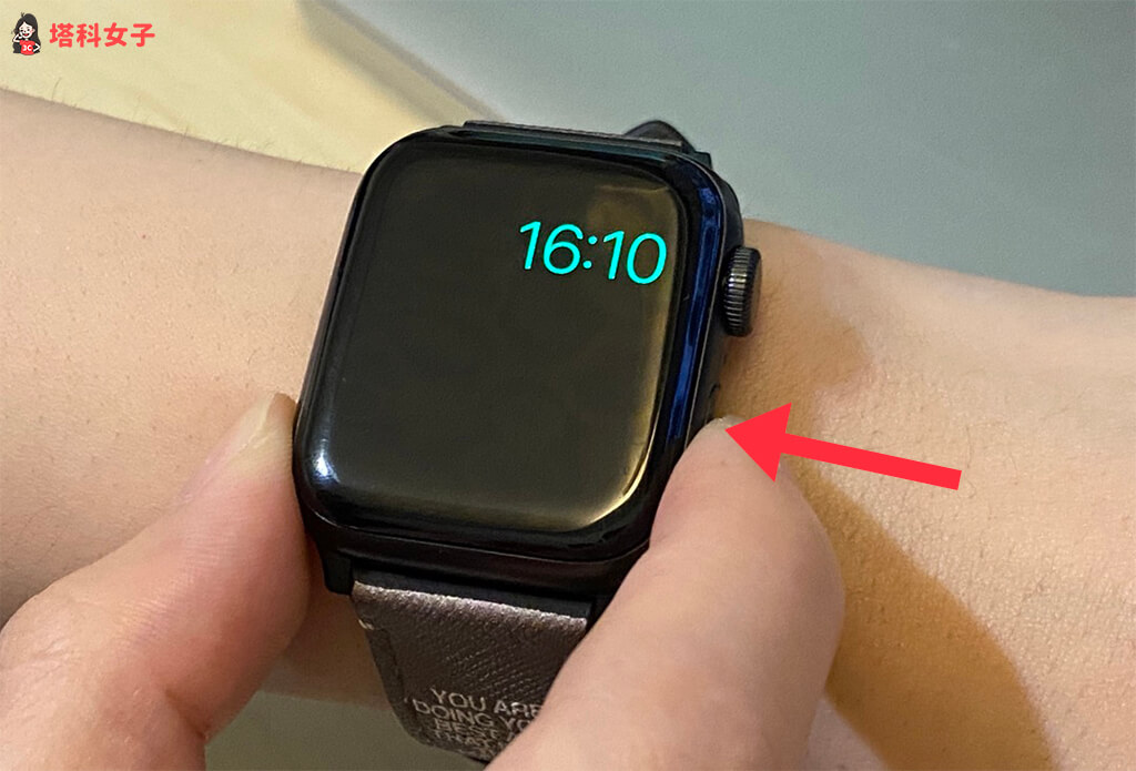 長按「側鍵」關閉 Apple Watch 省電模式