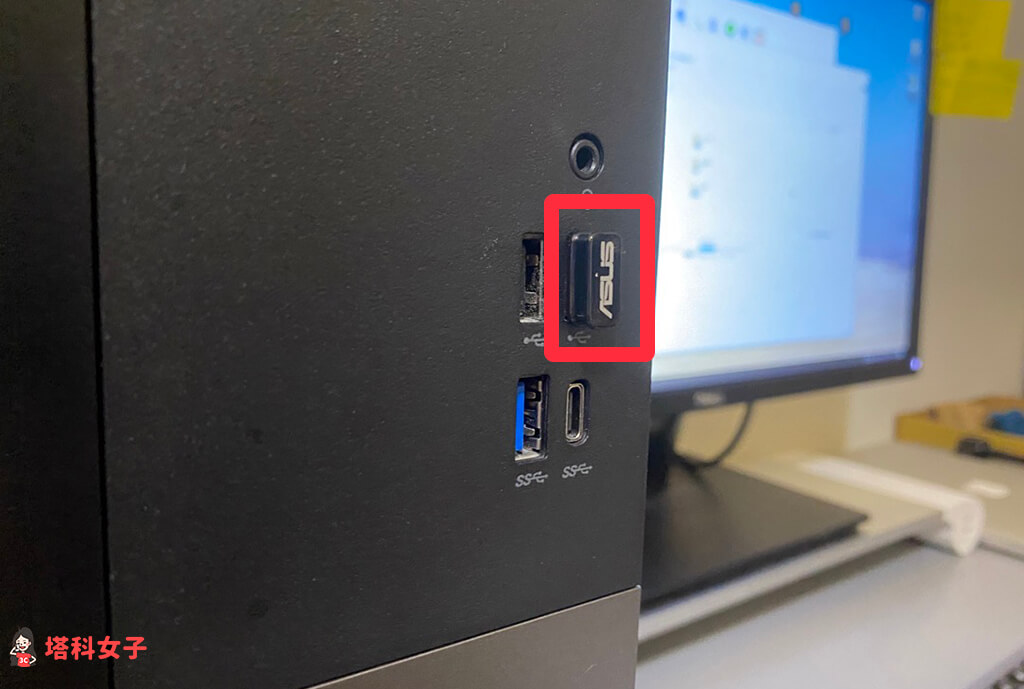 桌機連 Wifi：將無線網卡（Wifi 接收器）插到桌機的 USB 孔