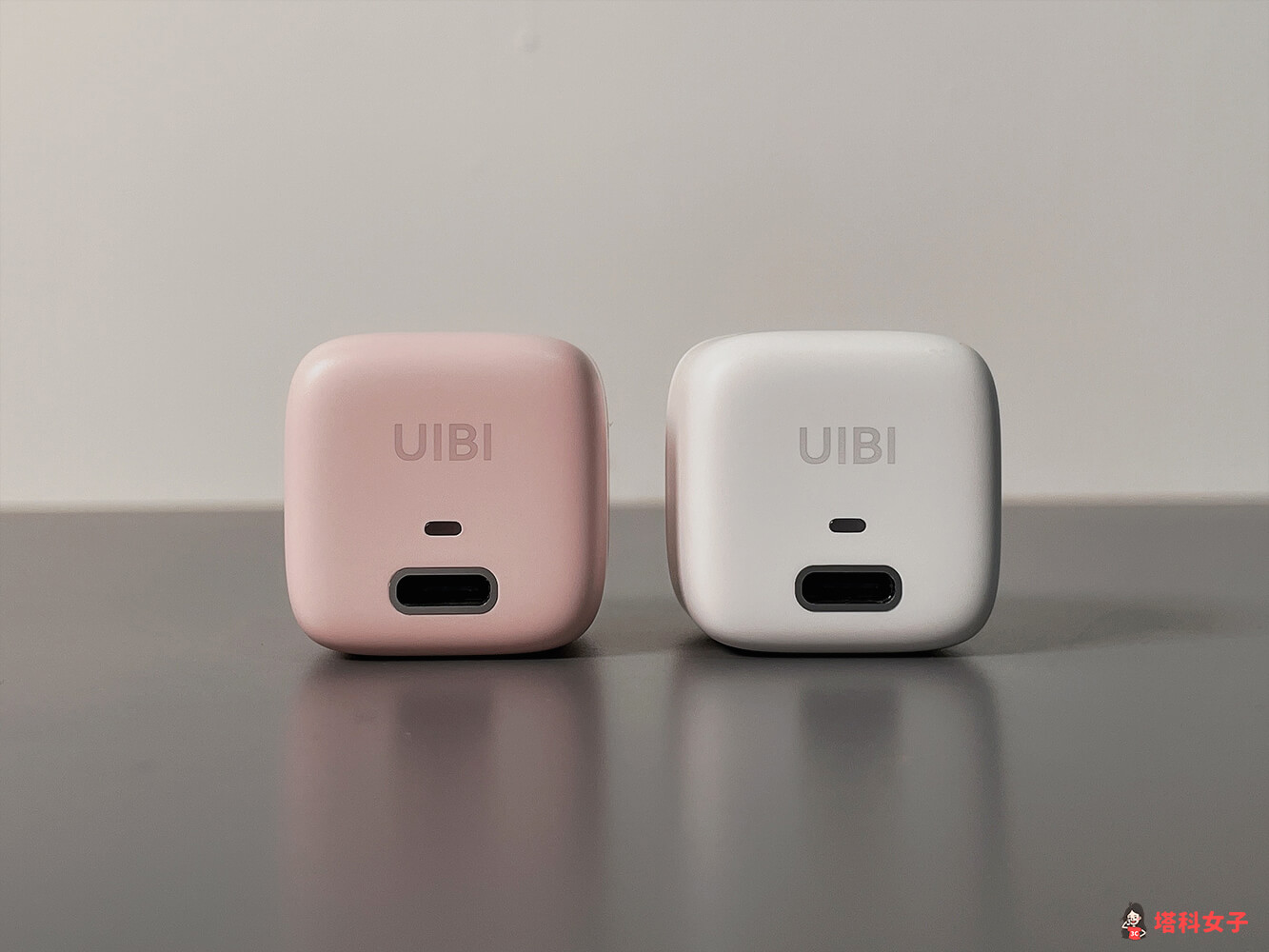 UIBI 20W 迷你快充頭的正面配 USB-C 孔及電源指示燈