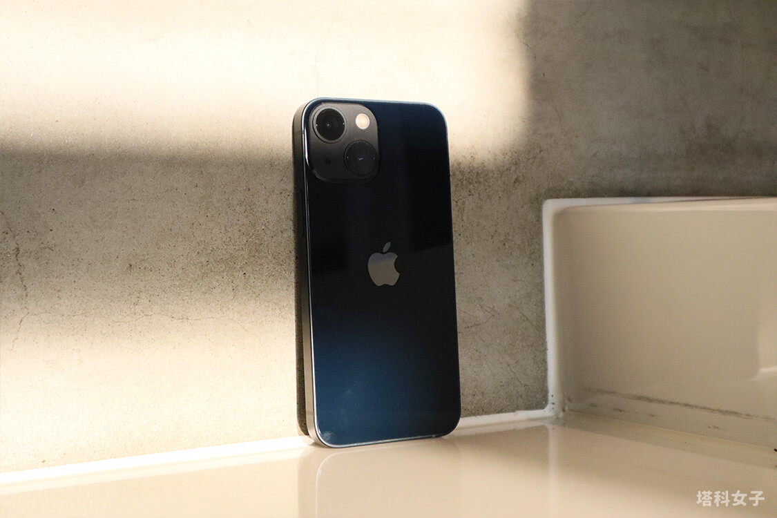 iPhone 13 mini 開箱評測，午夜色竟不是黑色？與 iPhone 12 mini 相比相機有感升級！ - iPhone, iPhone 13, iPhone 13 mini, iPhone 13 相機新功能 - 塔科女子