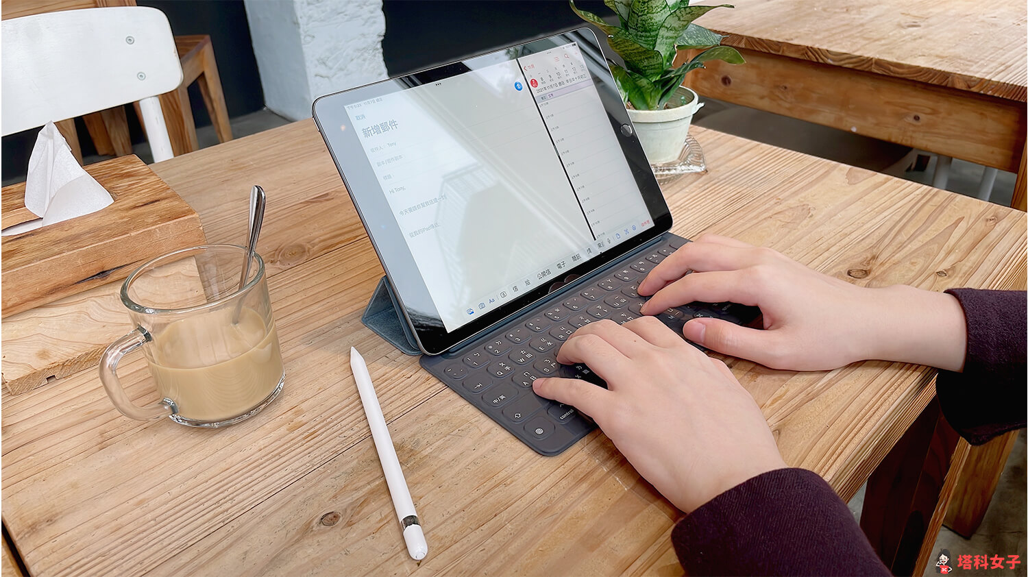 iPad 9 搭配聰穎鍵盤和 Apple Pencil一代