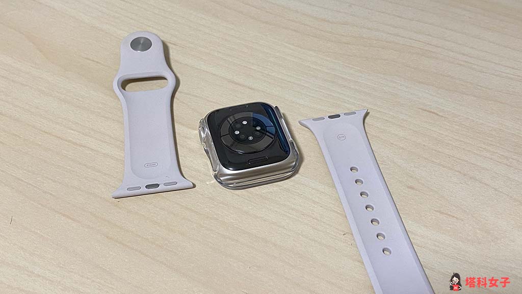 Apple Watch 換錶帶：分別拉出上和下的錶帶