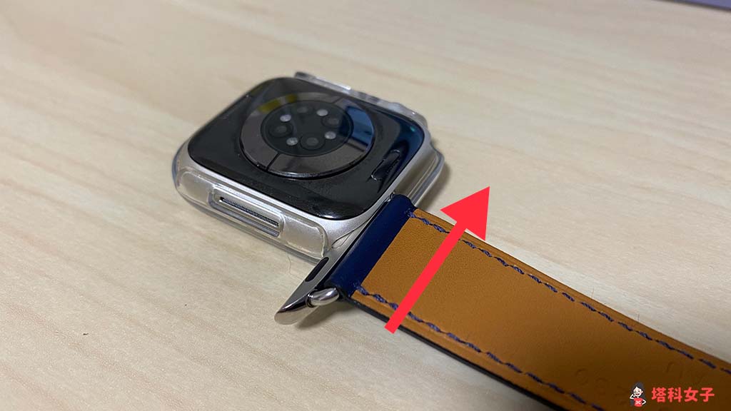Apple Watch 換錶帶：放入新錶帶