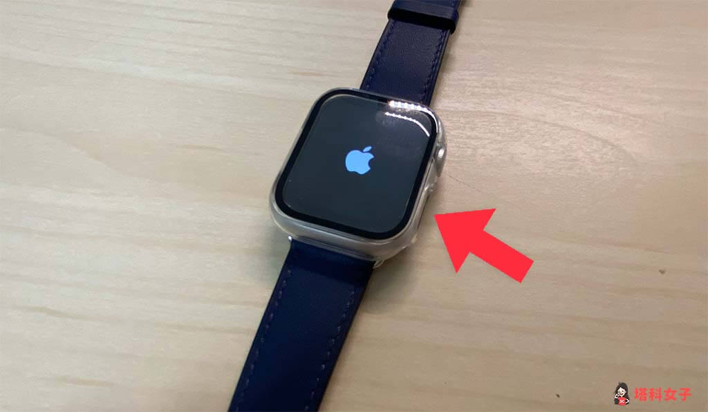 Apple Watch 開機：長按側邊按鈕