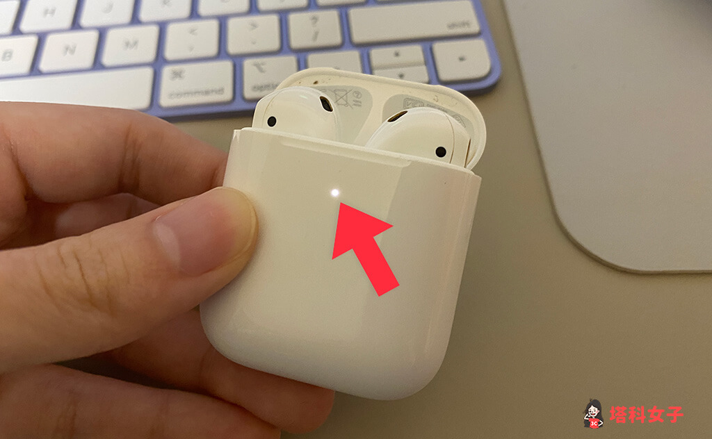 Android AirPods 配對：直到指示燈閃白燈