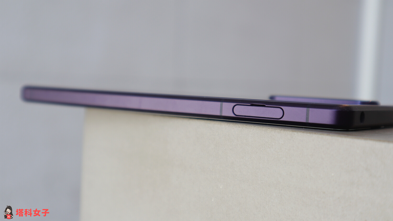 Sony Xperia 1 iii：霧面紫 左側 SIM