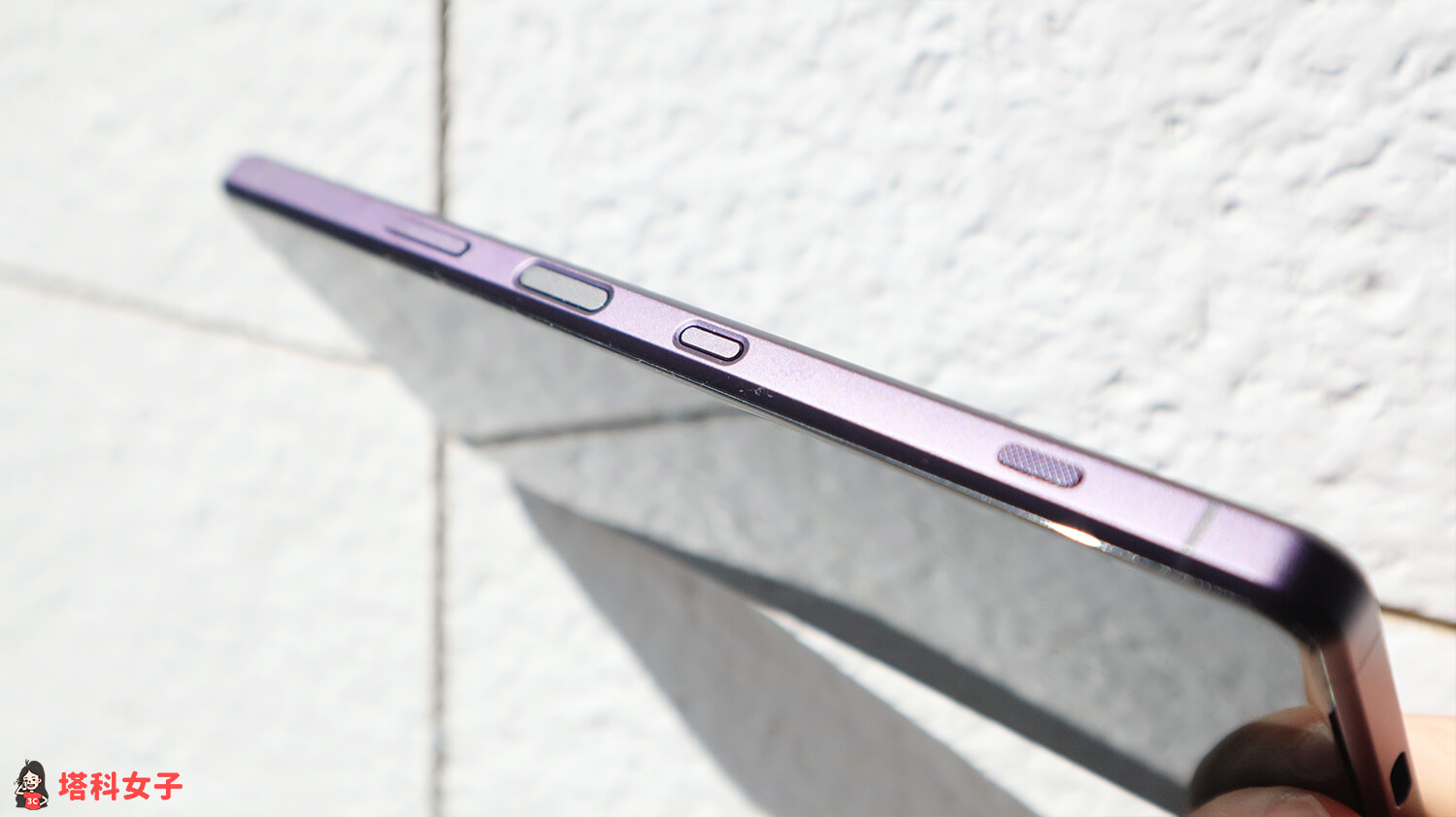 Sony Xperia 1 iii：霧面紫 側邊實體按鍵