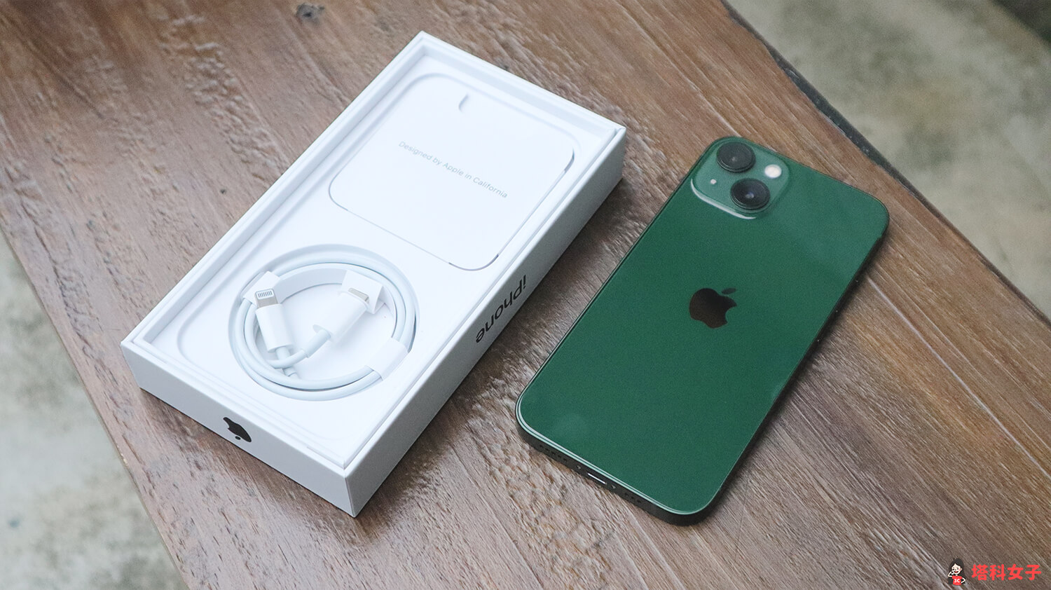 iPhone 13 綠色開箱：內容物