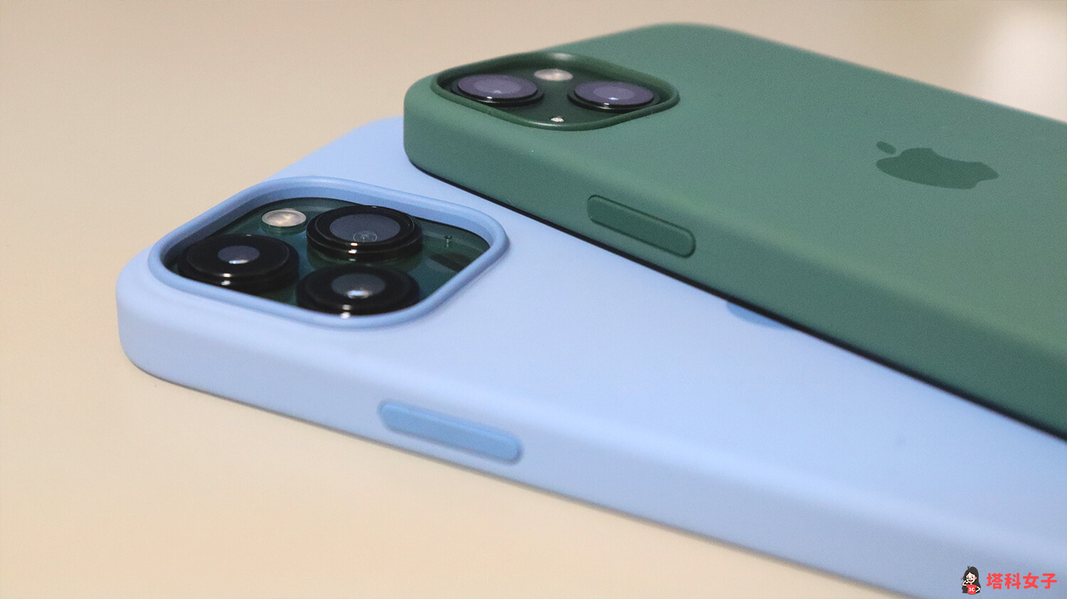 iPhone 13 / iPhone 13 Pro 原廠 MagSafe 矽膠保護殼：藍色與綠色