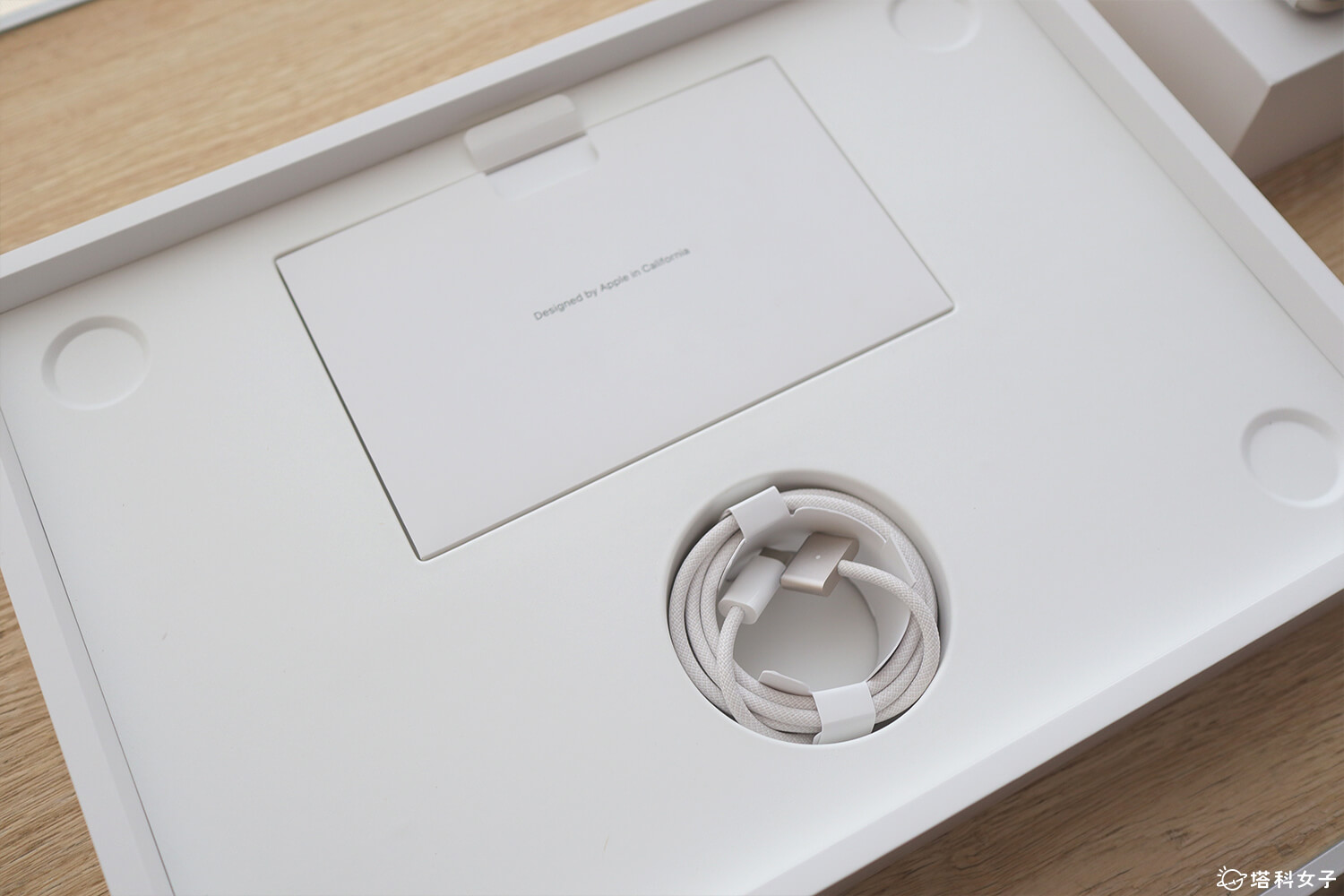 MacBook Air M2 星光色開箱：內容物與配件