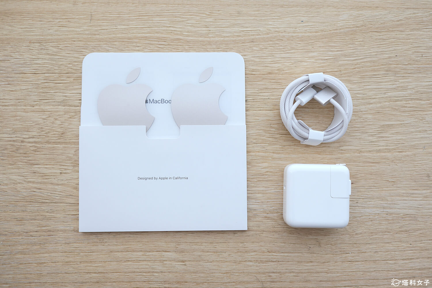 MacBook Air M2 星光色開箱：內容物與配件