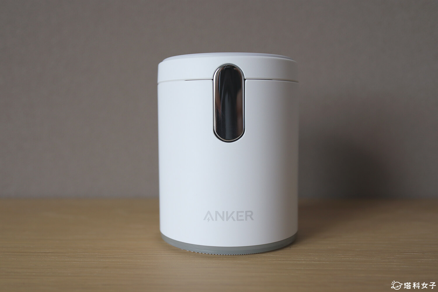 Anker MagGo 2合1 磁吸無線充電座開箱：外型設計