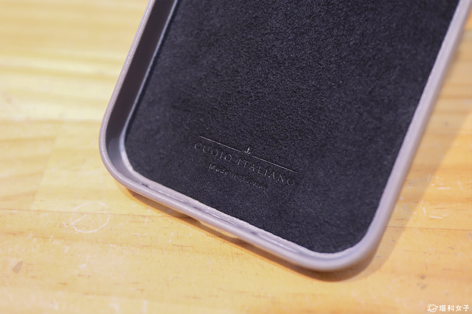 Alto iPhone 14 皮革手機殼：超細纖維絨毛