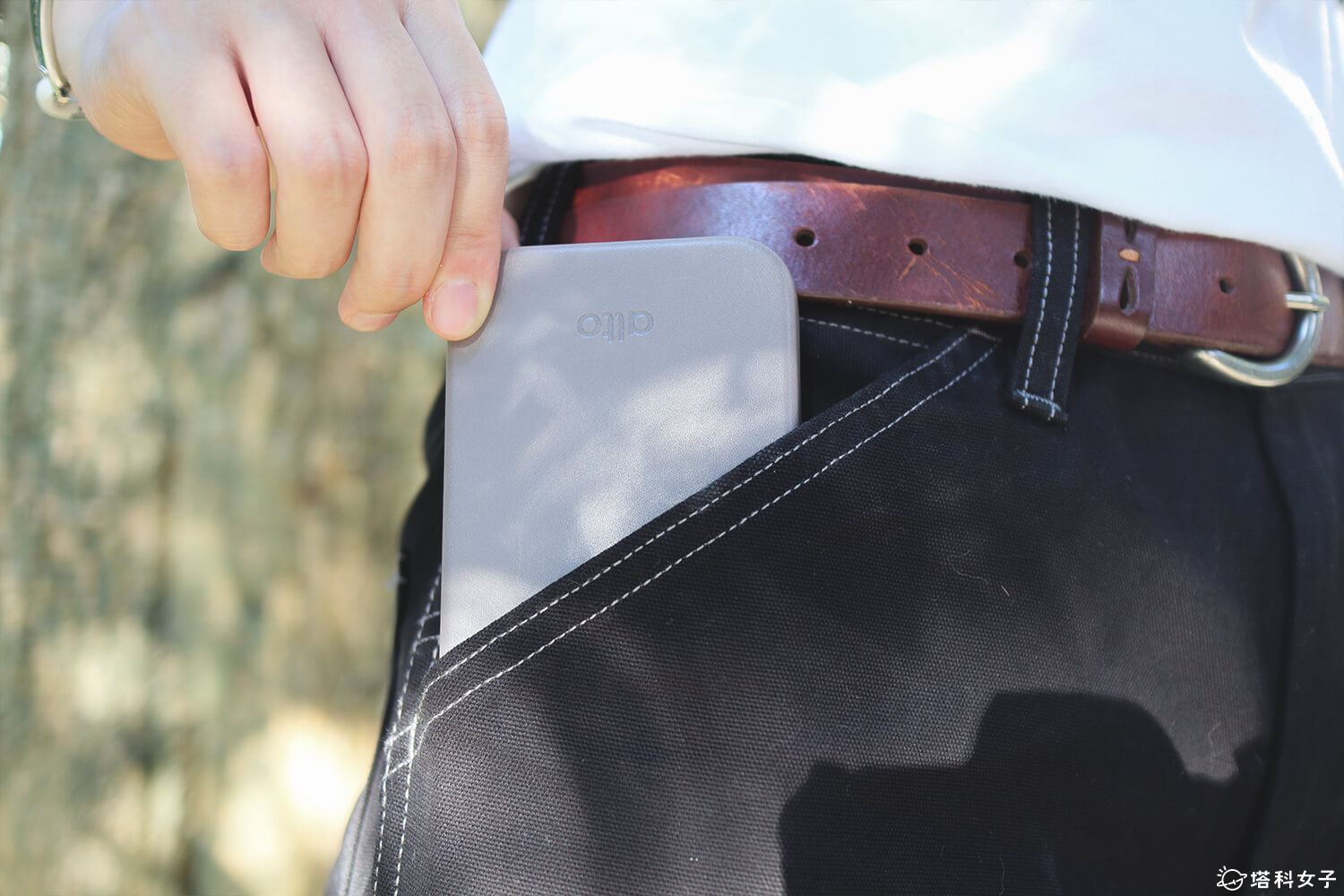 Alto iPhone 14 皮革手機殼：放在口袋