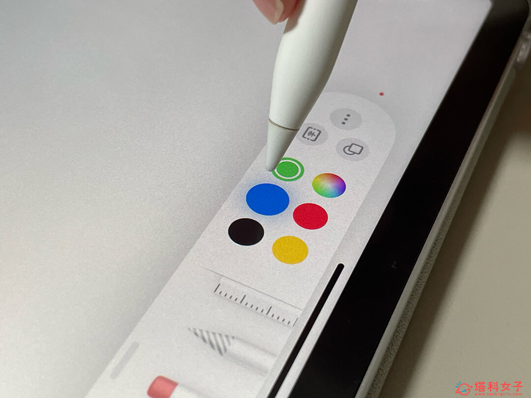 使用 Apple Pencil 懸浮功能預覽工具或顏色