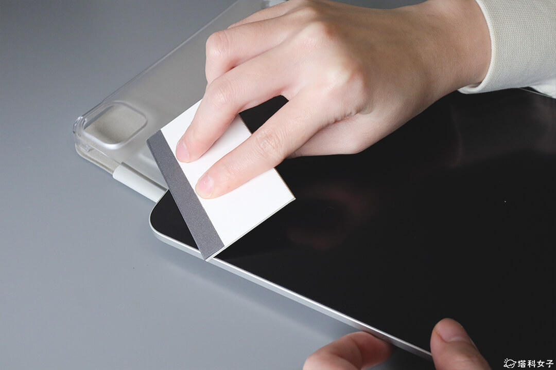 iPad Pro 類紙膜 EasyPaper、EasyPaper Note 貼膜步驟：刮除氣泡