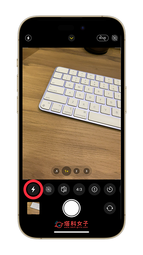 開啟或關閉 iPhone 閃光燈拍照：點選閃光燈