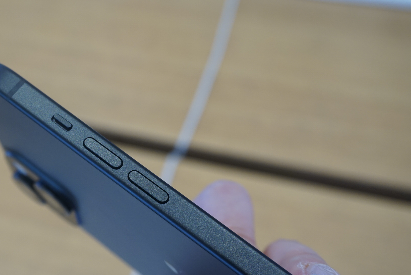  iPhone 15 整個機身包括側邊都是採用磨砂霧面材質，相較起 iPhone 14 的不鏽鋼鏡面材質摸起來觸感更細膩也比較不容易留指紋。