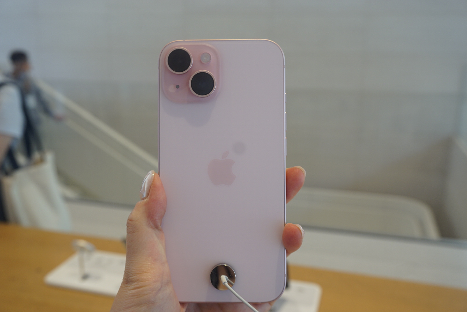 iPhone 15 粉色實機照