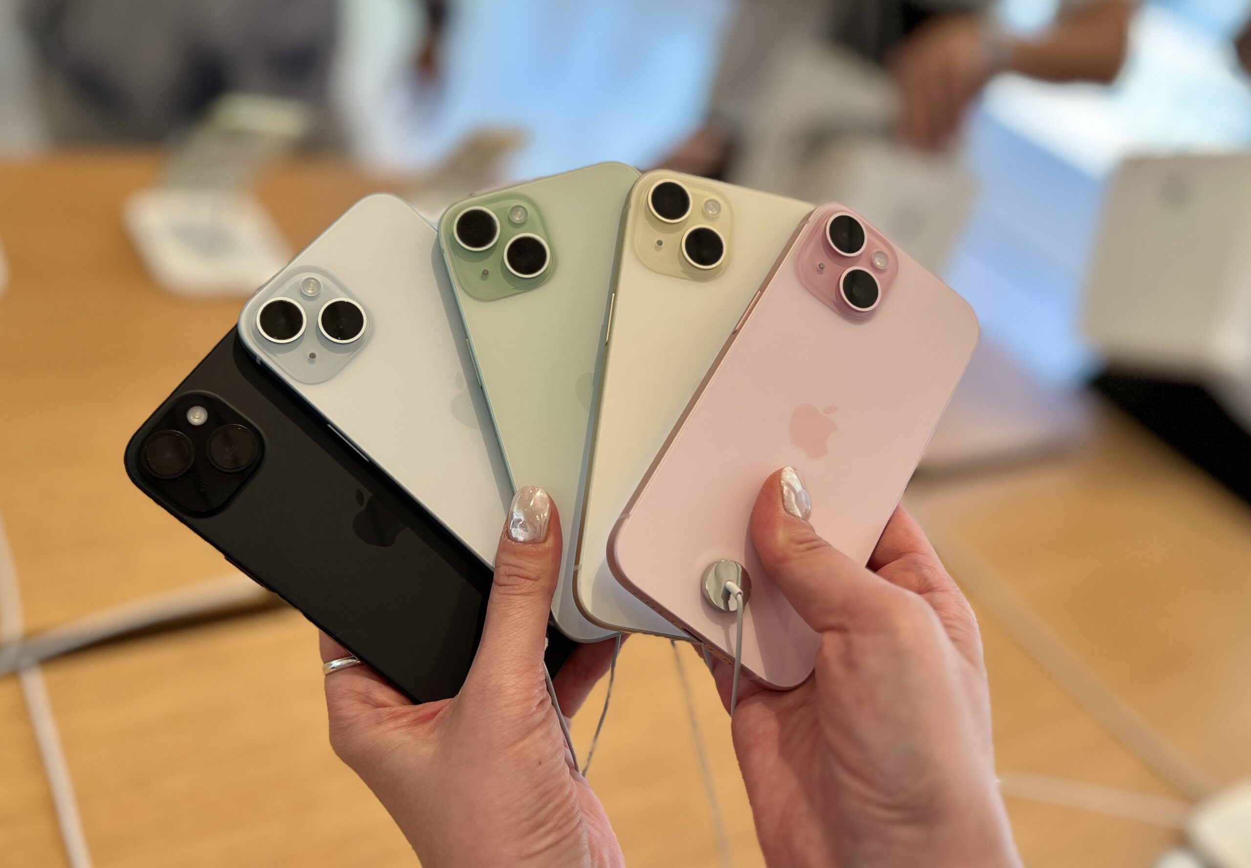 iPhone 15 及 iPhone 15 Plus 所有顏色實機照 (由左至右 : 黑 白 綠 黃 粉)