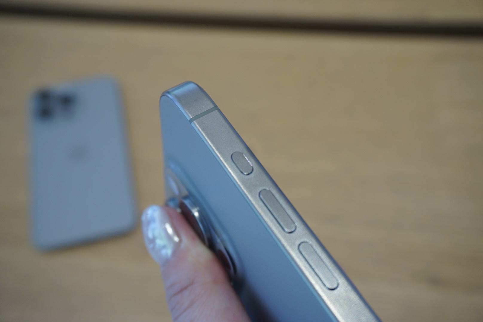  iPhone 15 Pro 最吸睛的亮點之一就是邊框採用航太等級鈦金屬設計了！使用鈦金屬材質除了更加堅固之外，重量也減輕許多，而側邊邊框的「髮絲紋」質感也很有工藝之美。
