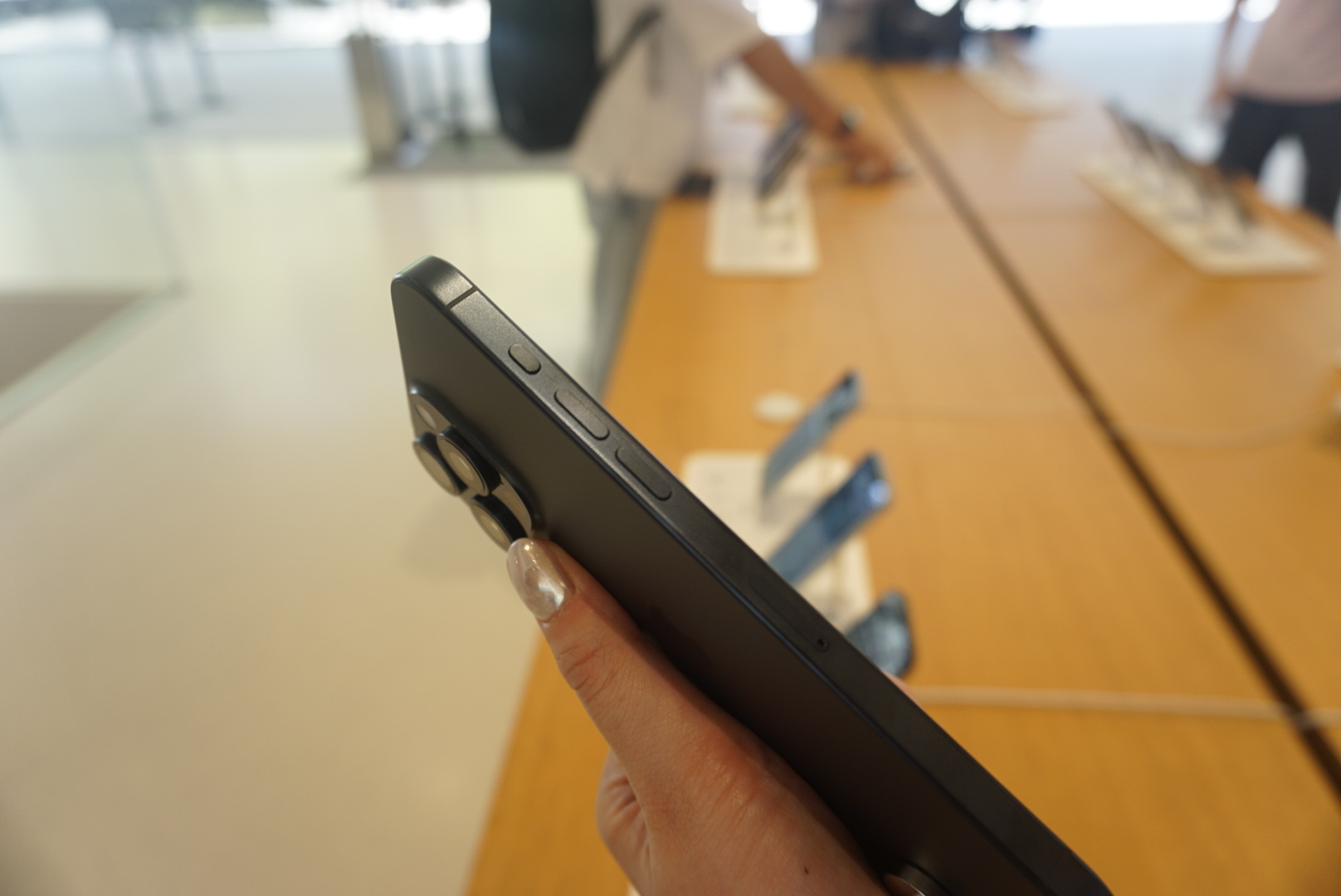  iPhone 15 Pro 最吸睛的亮點之一就是邊框採用航太等級鈦金屬設計了！使用鈦金屬材質除了更加堅固之外，重量也減輕許多，而側邊邊框的「髮絲紋」質感也很有工藝之美。