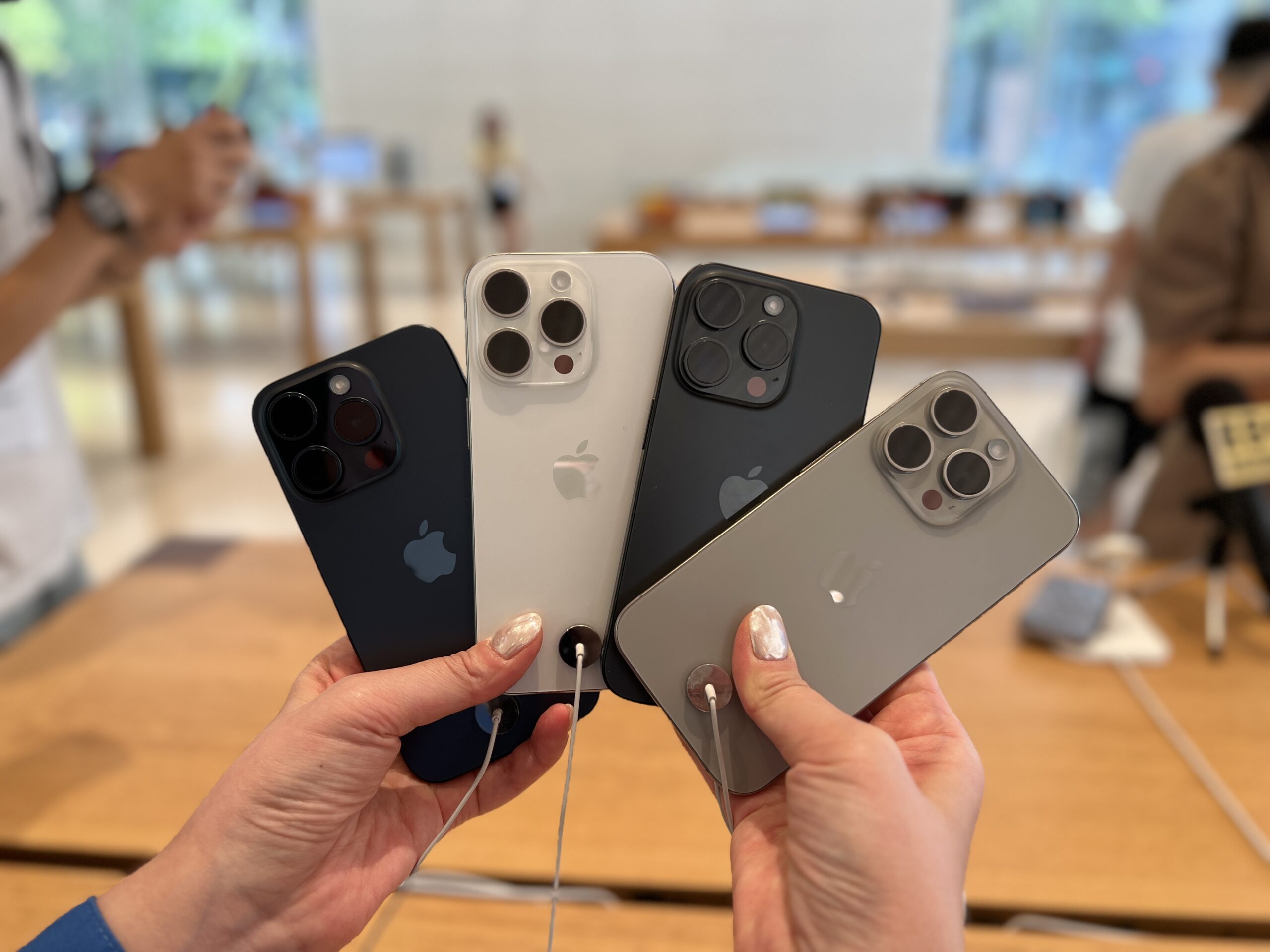 iPhone Pro 所有顏色的實機照(由左至右: 藍 白 黑 原色灰)