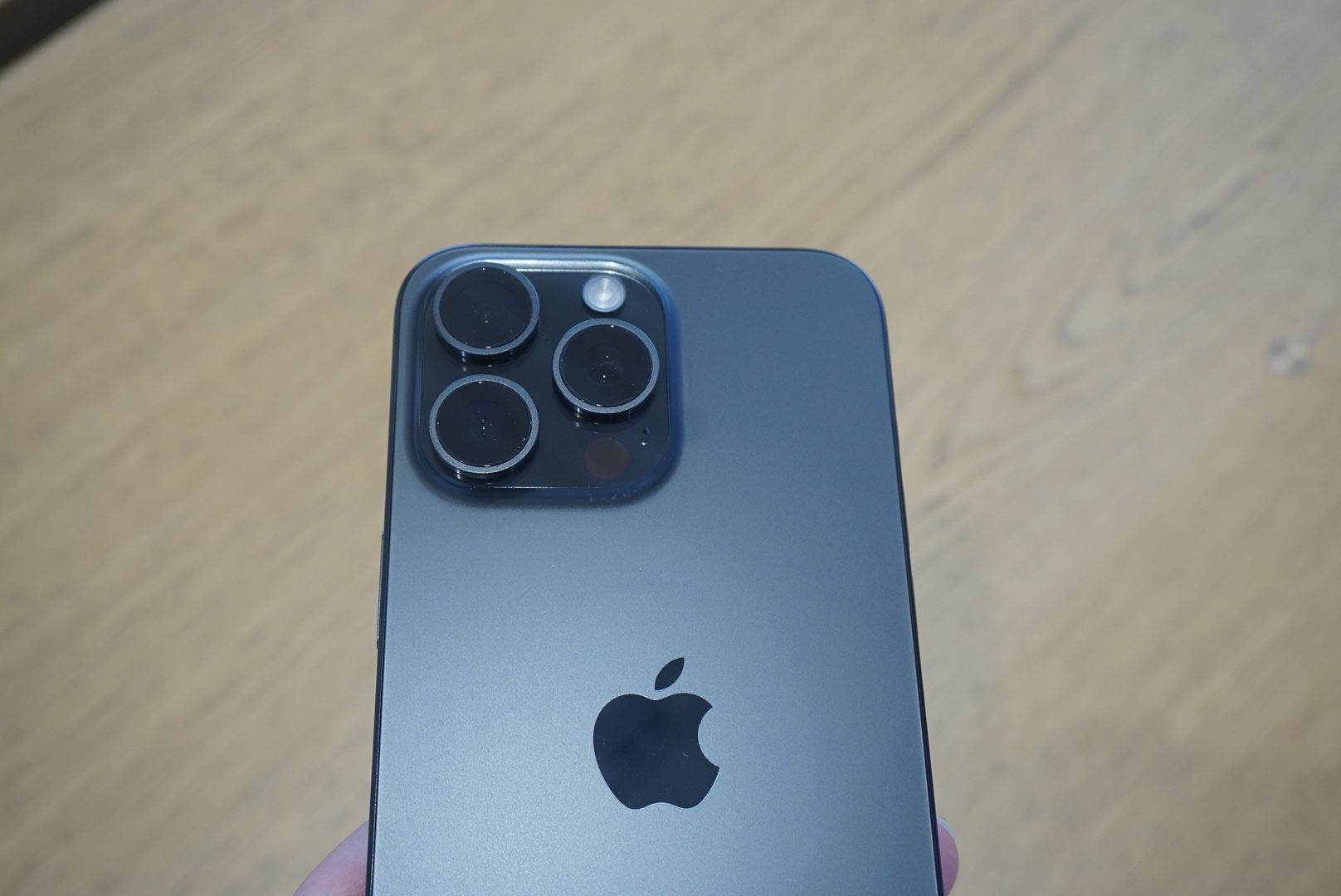  iPhone 15 Pro 藍色實機照