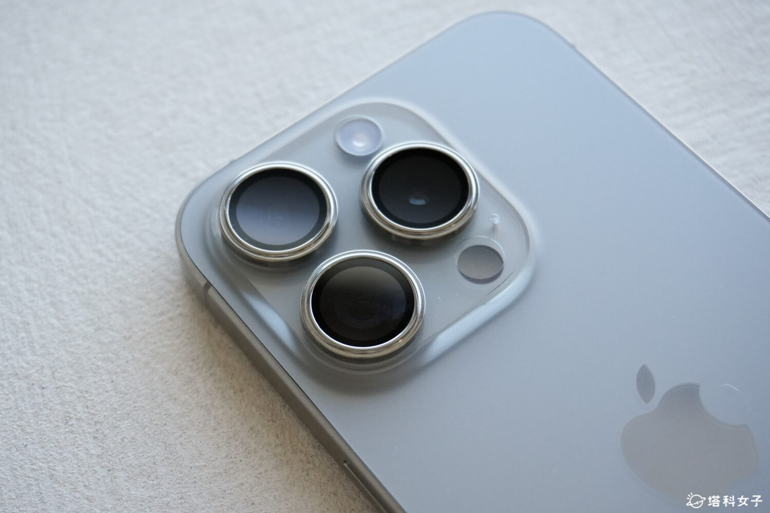 imos 藍寶石鏡頭貼 iPhone 15 / iPhone 15 Pro：鏡片採用 AR 雙層鍍膜