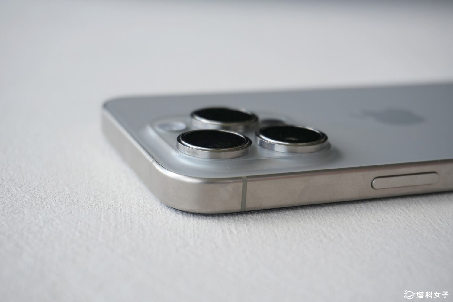 imos 藍寶石鏡頭貼 iPhone 15 / iPhone 15 Pro: PVDSS 2.0不鏽鋼真空鍍膜技術