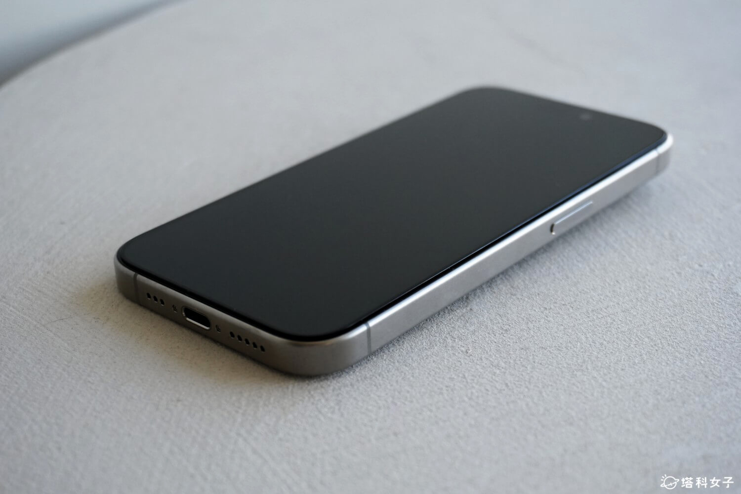 imos 康寧玻璃保護貼 iPhone 15/iPhone 15 Pro：9H 弧形防護