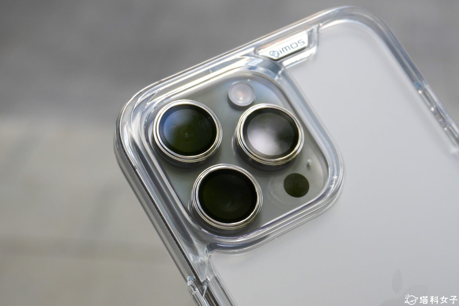 imos 軍規防摔手機殼 iPhone 15 / iPhone 15 Pro：相機框凸出設計