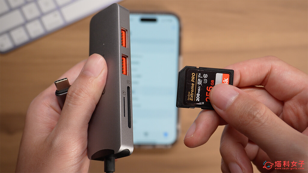使用 iPhone 15 讀取 SD 記憶卡、MicroSD 記憶卡：將記憶卡插入到 Hub