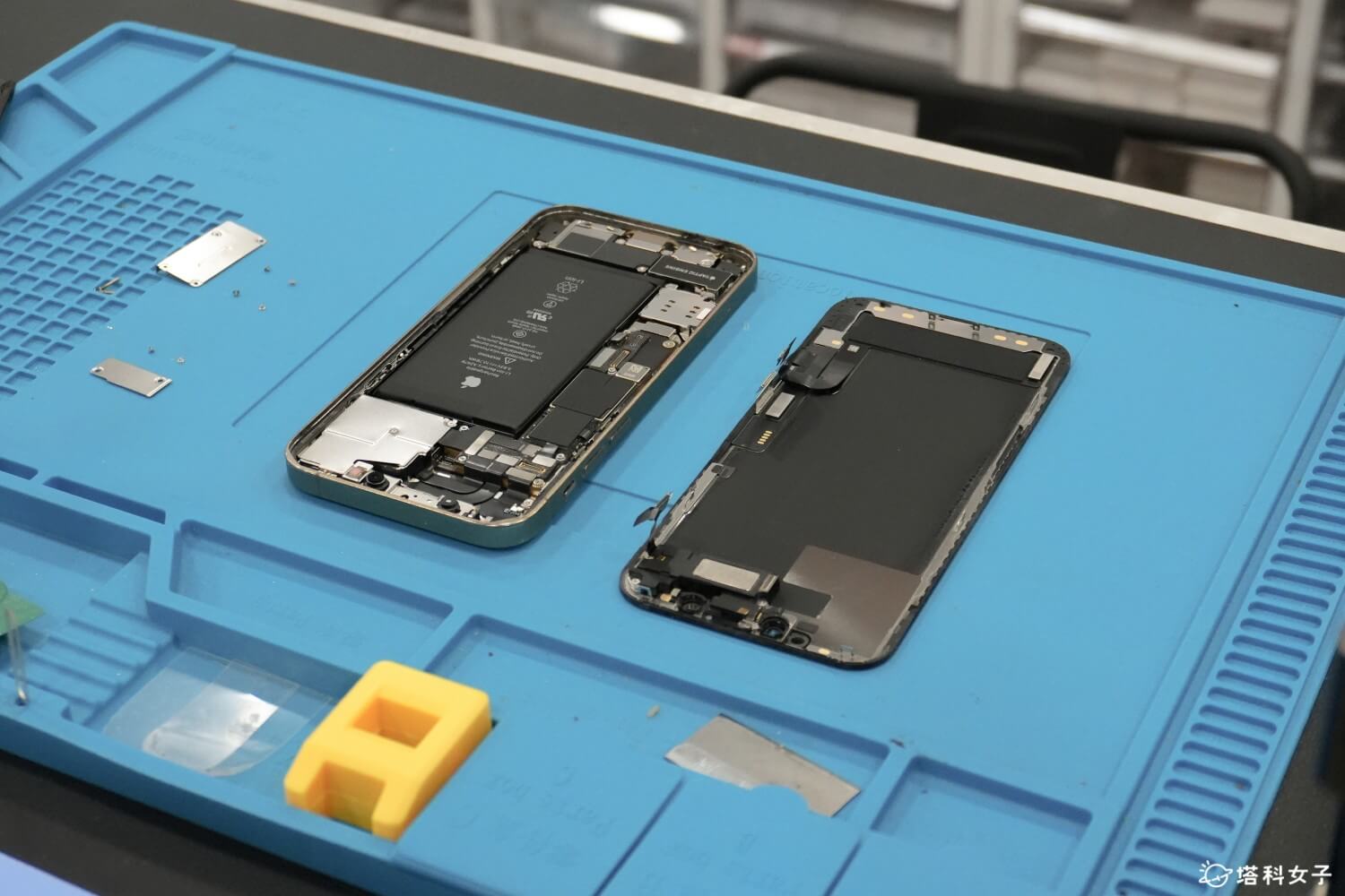 保衛站 iPhone 換原廠電池：螢幕機身分離