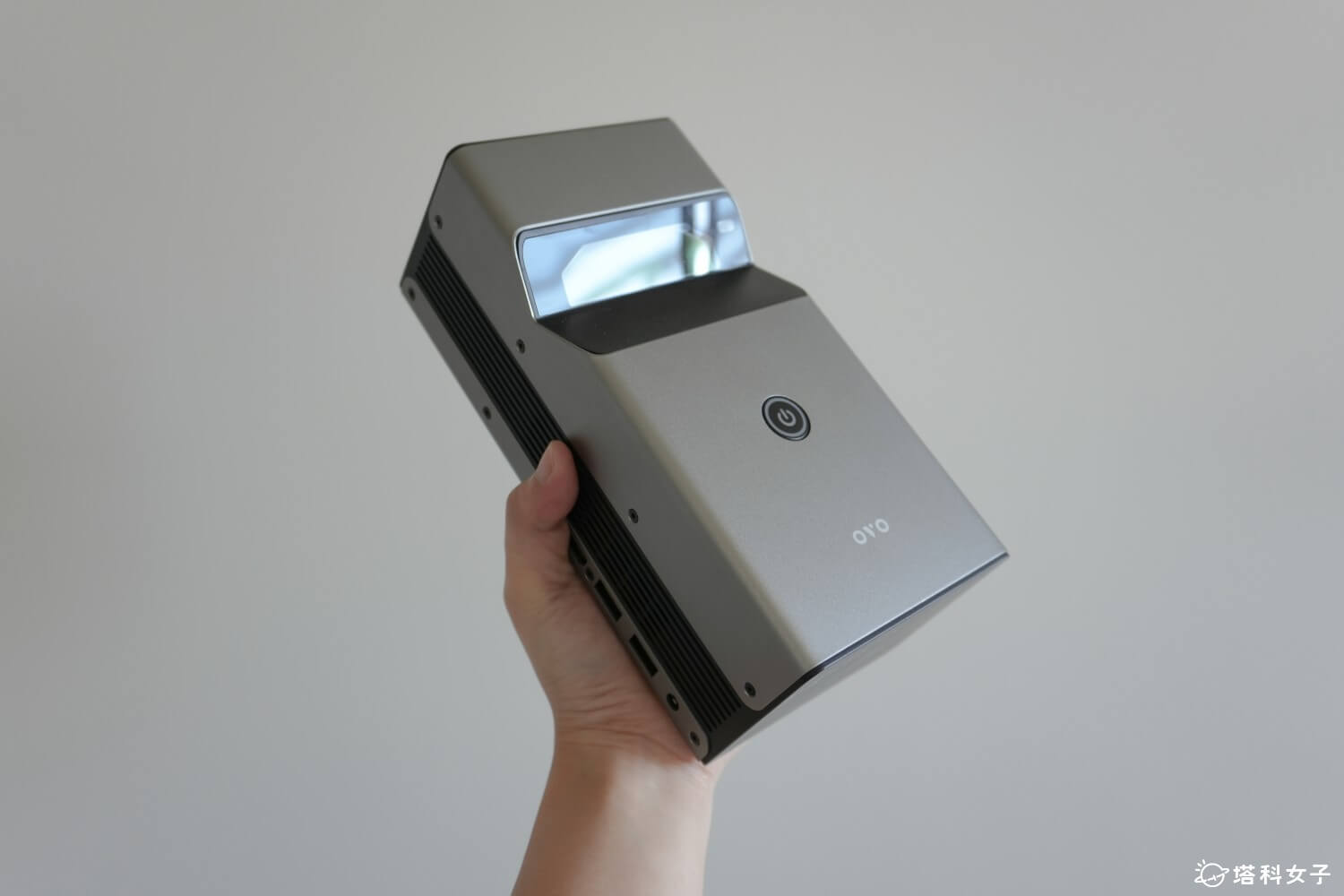 OVO Neo無框電視 KS1 超短焦投影機開箱：手掌尺寸輕巧