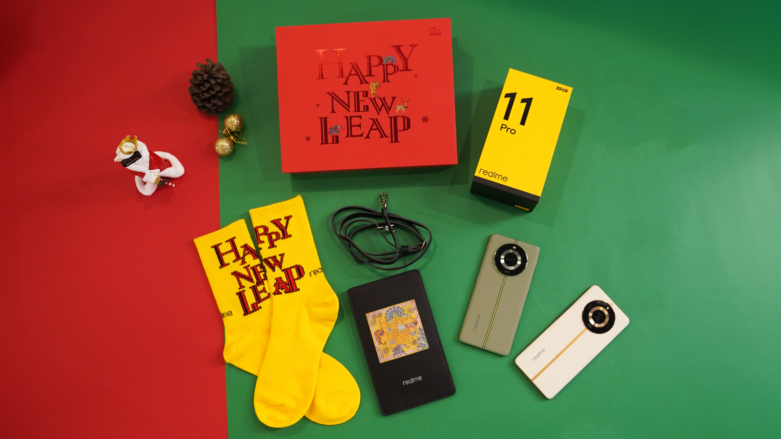 realme 應景推出了《HAPPY NEW LEAP 新年禮盒》，內含精品級印花手機包，上面印有 Matteo Menotto 以四方吉祥物為靈感設計的訂製印花，以及符合聖誕主題的 HAPPY NEW LEAP 黃色聖誕襪。