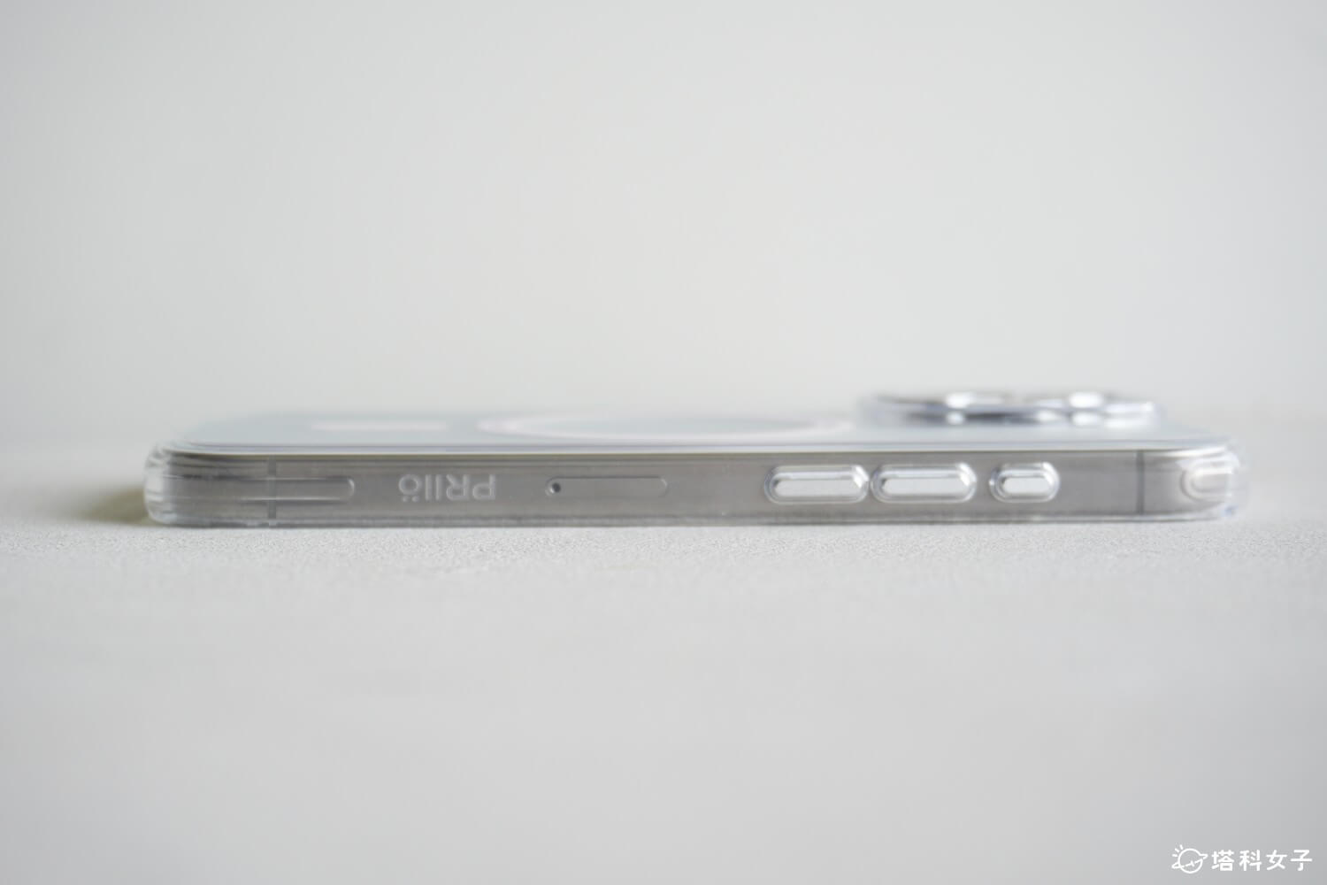 PRIIÖ Echo 系列 iPhone 15 Pro 透明手機殼：完整包覆