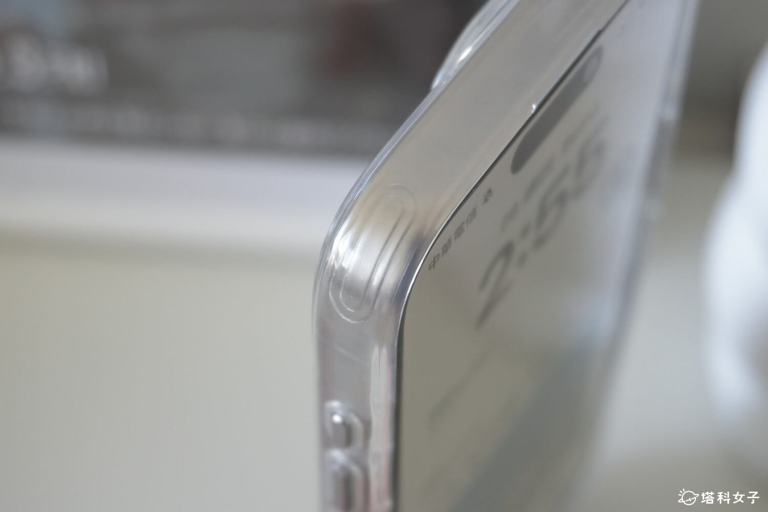 PRIIÖ Echo 系列 iPhone 15 Pro 透明手機殼：吸震抗撞氣墊設計