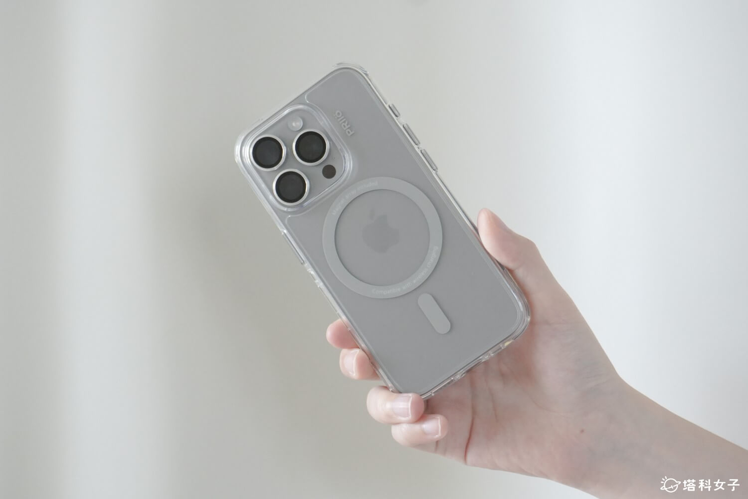 PRIIÖ Echo 系列 iPhone 15 Pro 透明手機殼：吸震抗撞氣墊設計