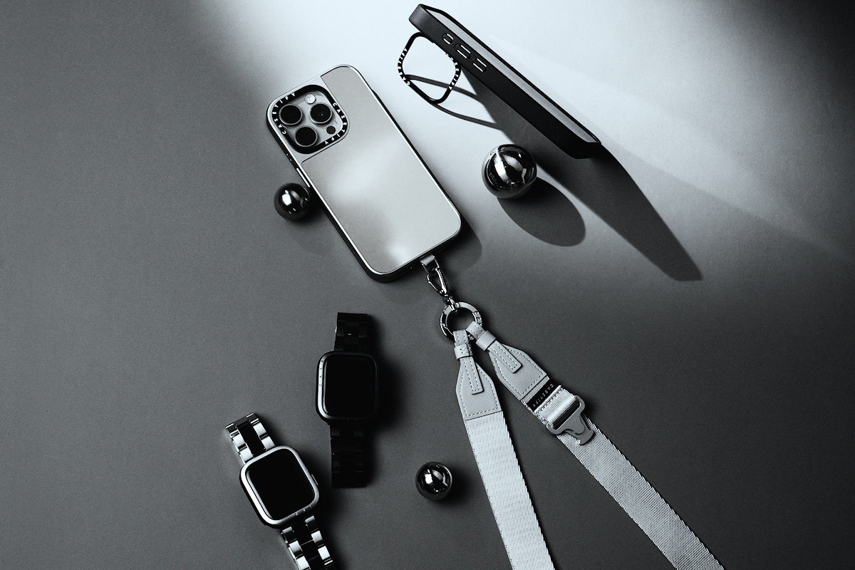 近期 CASETiFY 推出全新鏡面支架手機殼，創新地將鏡面手機殼的相機環改造成可掀式的活動支架