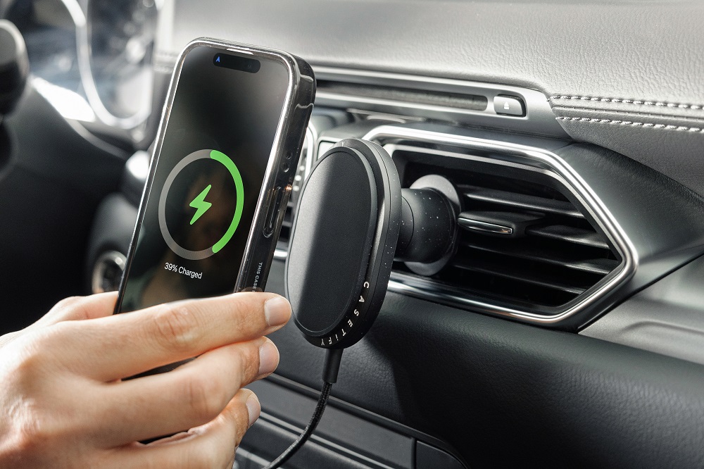CASETiFY 最新推出 MagSafe 兼容車用無線充電器，強大的磁吸力可以讓手機安全穩固的吸附，並且擁有 QiTech 2.0 認證的 15W 最大穩定充電功率，即使遇上顛簸路況，也能讓手機保持無間斷穩定充電