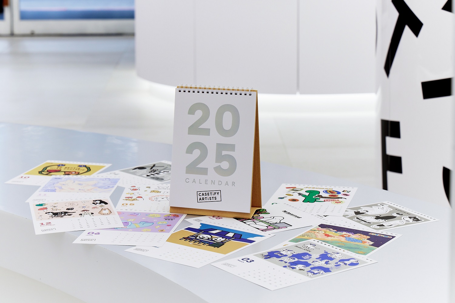 開幕首六日推出門市限定滿額贈：2025 年台灣限定 CASETiFY 藝術家月曆