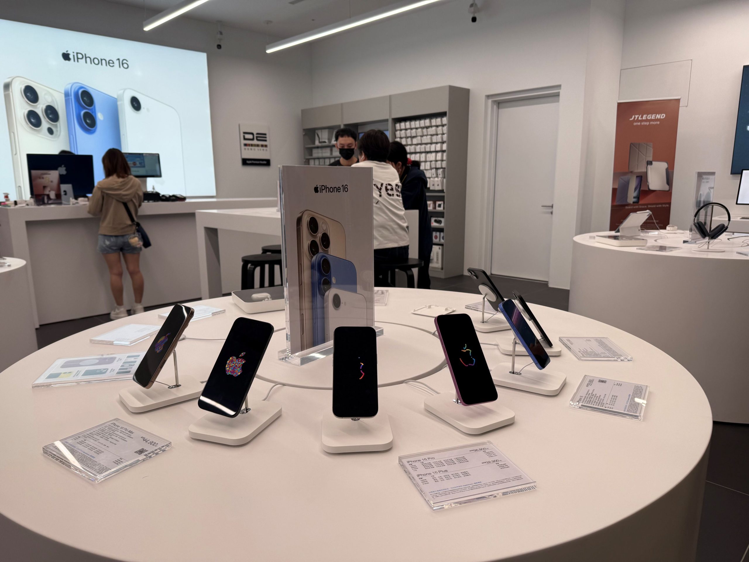 德誼數位在全台擁有 36 間實體門市、5 間維修中心以及便捷的網路門市，最新南港 LaLaport 門市為南港居民及周邊上班族提供便利服務。