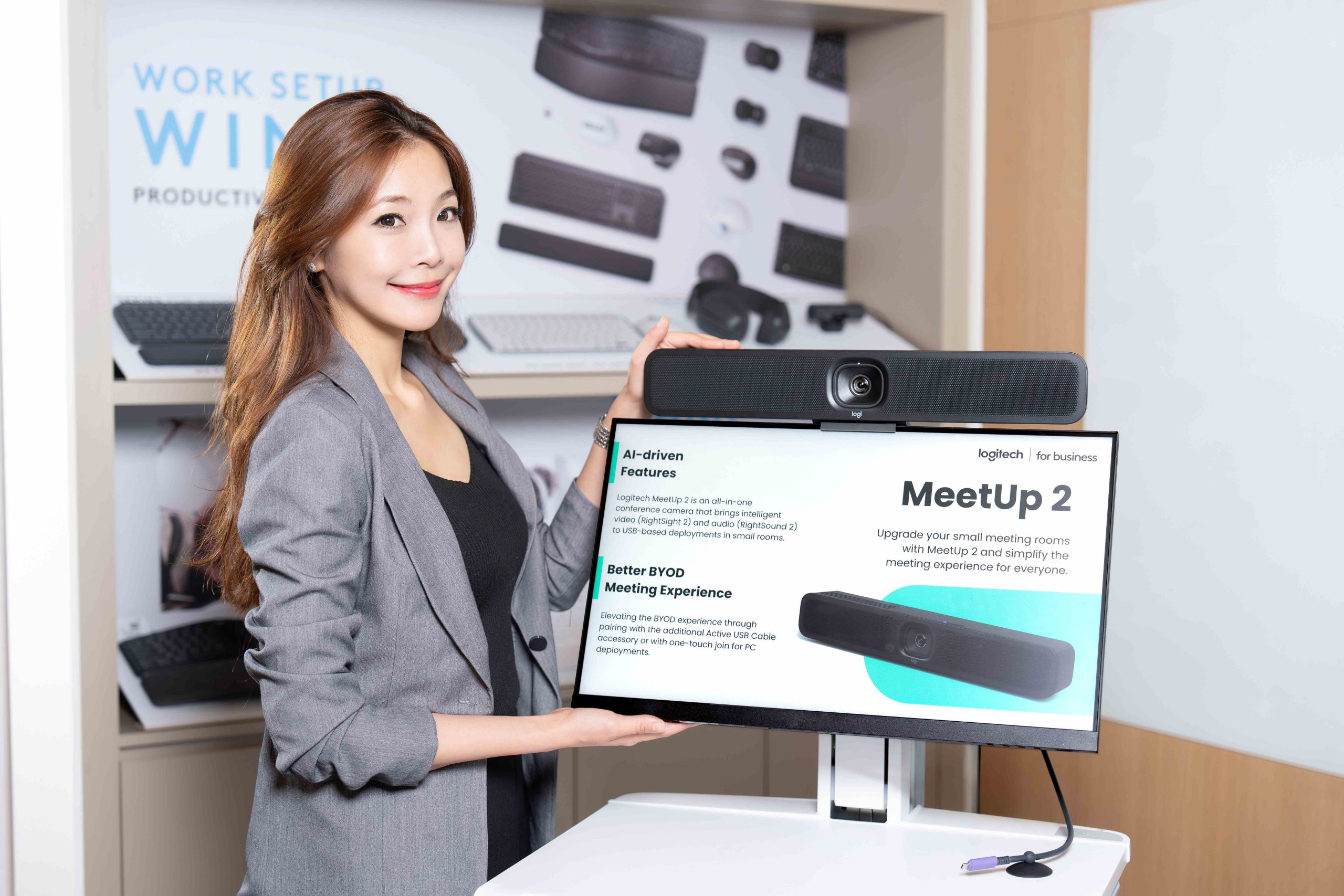 Logitech MeetUp 2 專為 6 人以下小型會議室設計,搭配 5 公尺 USB 延長線,支援 BYOD 隨插即用,一條線即連接投影與視訊,一台筆電輕鬆啟動會議。