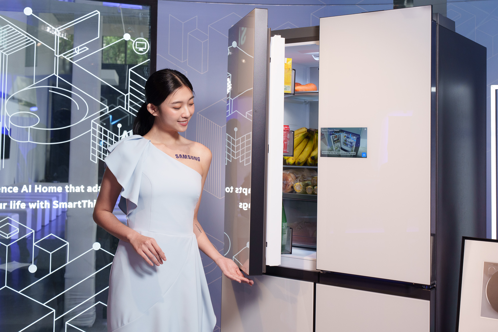 Bespoke AI Hybrid四門旗艦冰箱底部搭載觸控感應器，透過輕觸或Bixby聲控門將自動打開，輕鬆地將食物存放進冰箱內